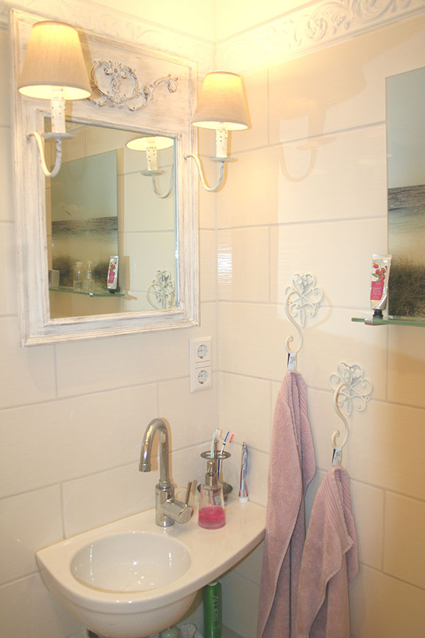 Waschbecken und Spiegel im Bad