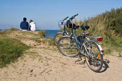 Fahrradfahrer beim Pausieren am Strand